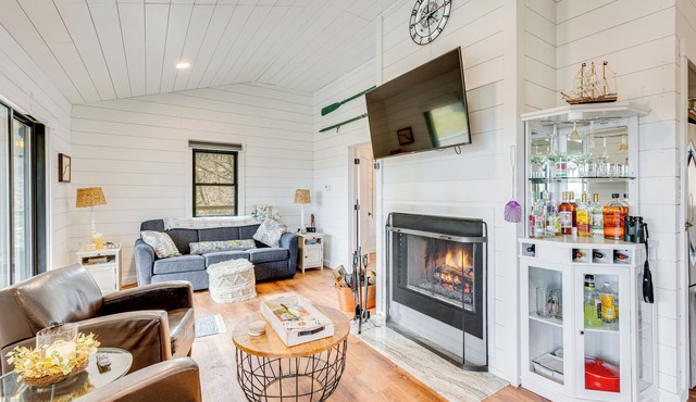 1 Mi to Marina: Cabin w/Views Near Atwood Lake!