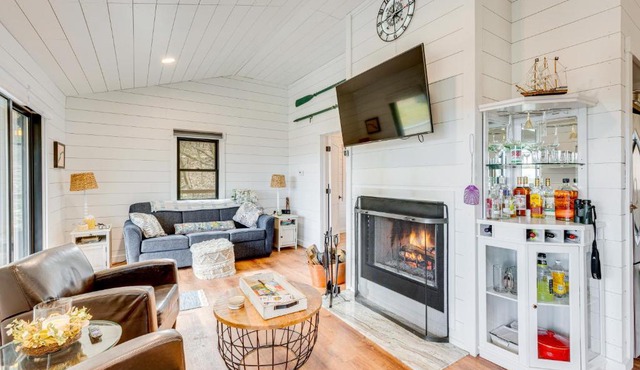 1 Mi to Marina Cabin with Views Near Atwood Lake!