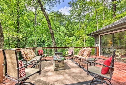 1 Mi to Marina Lake Toxaway Cabin with Fire Pit