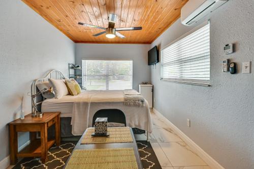 1 Mi to Midtown and Stadium! Couples Haven in Tampa