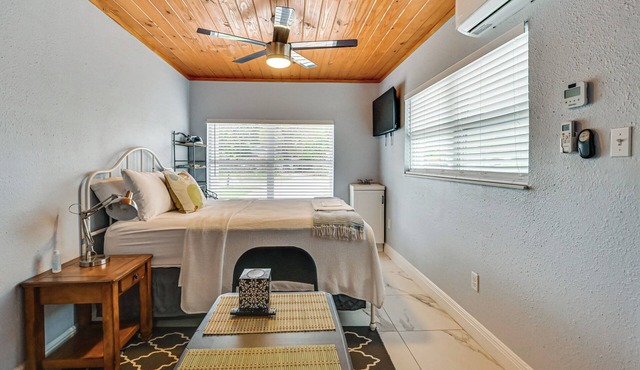 1 Mi to Midtown & Stadium! Couple's Haven in Tampa