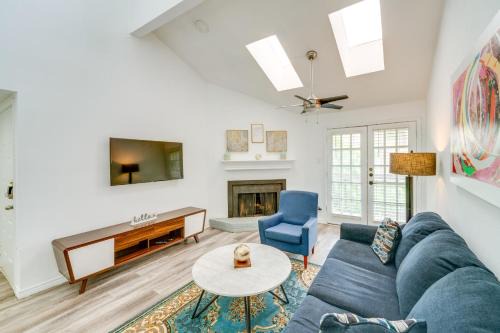 1 Mi to NorthPark Center Bright Dallas Condo