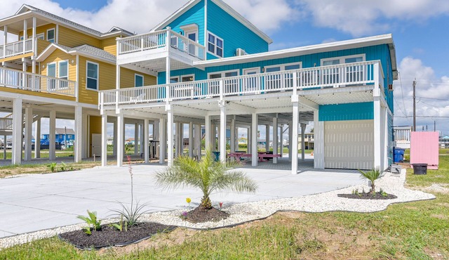 1 Mi to Ocean: Colorful Freeport Beach Rental!