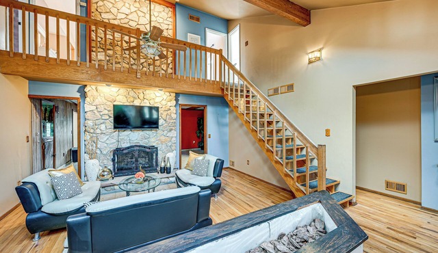 < 1 Mi to Ocean Gate Beach! Lovely Home w/Hot Tub