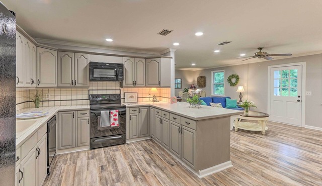 1 Mi to Old Town Bluffton: Home w/Screened Porch