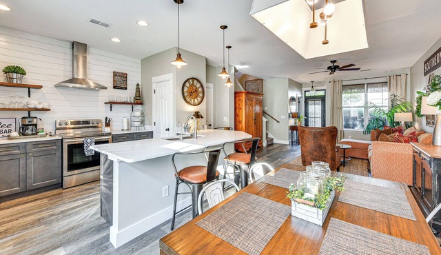 1 Mi to Old Town: Cheerful Bluffton Townhome!