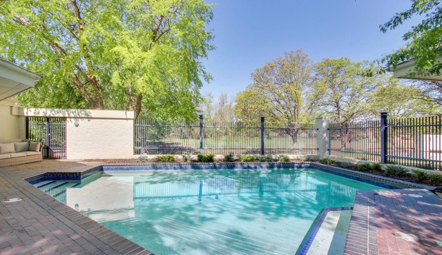 1 Mi to OU! Group Getaway w/Game Room, Pool