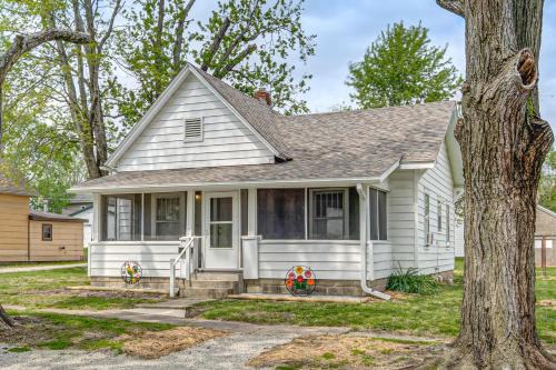 1 Mi to Park & Lake! Charming Retreat in Sullivan