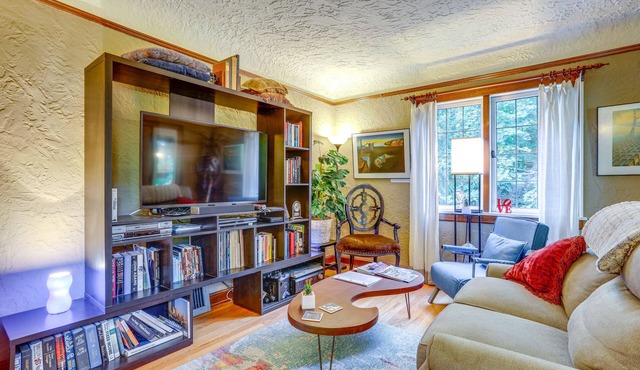 1 Mi to Park & Waterfront! Seattle Home w/Balcony