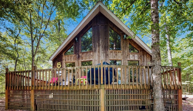 1 Mi to Pickwick Lake! Tranquil Wooded Cabin