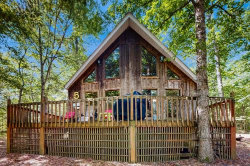 1 Mi to Pickwick Lake! Tranquil Wooded Cabin