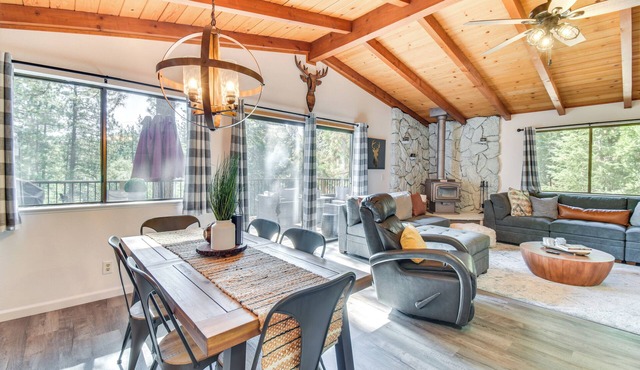 1 Mi to Pine Mountain Lake Marina: Yosemite Cabin!