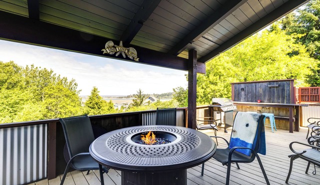 < 1 Mi to Port of Alsea: Inviting Gem w/Hot Tub
