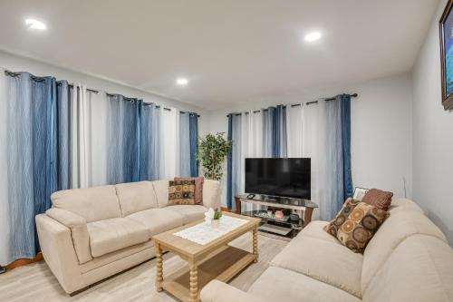 1 Mi to Rock Riverfront Family-Friendly Retreat!