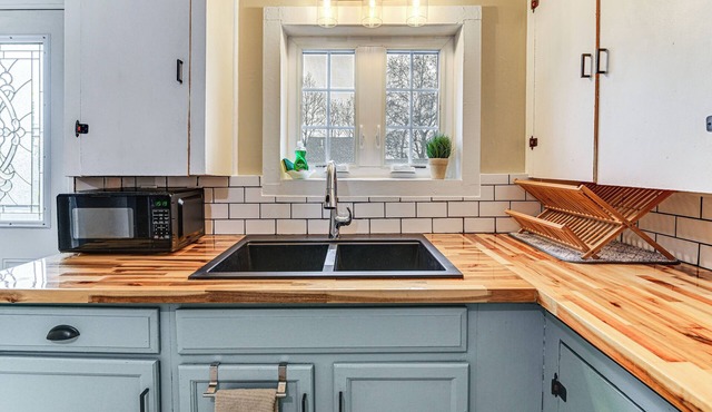 1 Mi to Rogue River: Walkable Grants Pass Retreat