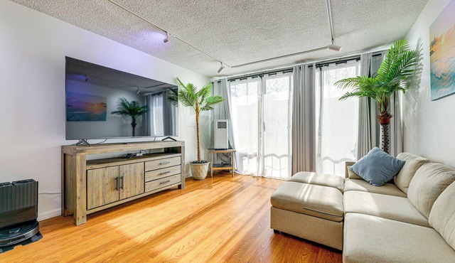 1 Mi to Shoreline Village: Chic Long Beach Apt
