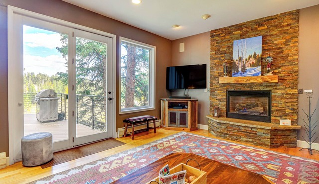 1 Mi to Ski Lift: Mtn-View Breck Home w/Hot Tub!