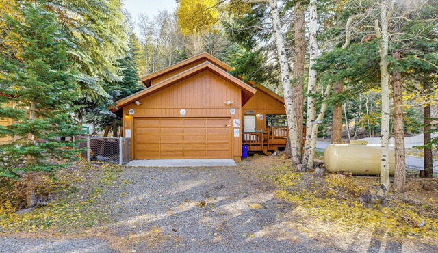 1 Mi to Skiing! Cabin Hideaway on June Lake Loop