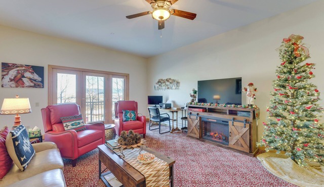 1 Mi to Skiing: Mtn-View Condo in Angel Fire!
