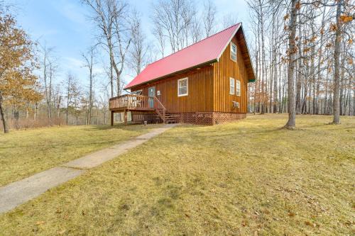 1 Mi to South Twin Lake Cabin with Deck in Trego!