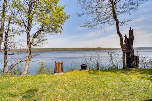 < 1 Mi to State Park: Trumansburg Cottage w/Deck!