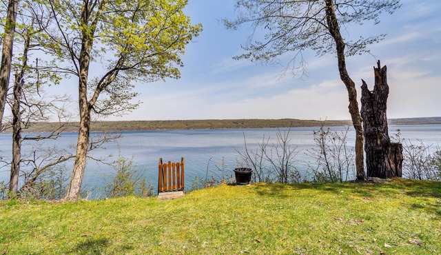 < 1 Mi to State Park: Trumansburg Cottage w/Deck!