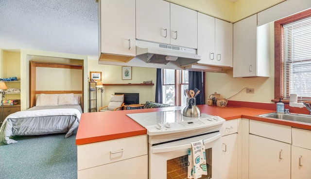 ~ 1 Mi to Stowe Slopes: Cozy Studio w/Fireplace