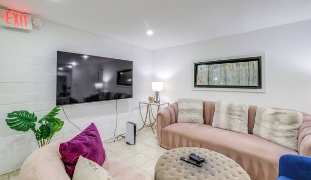 1 Mi to the Metro! Centrally Located Apt Near DC