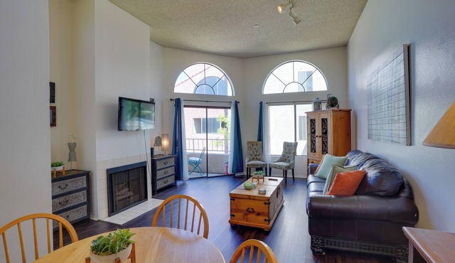 1 Mi to the Ocean: Long Beach Condo w/Pool Access