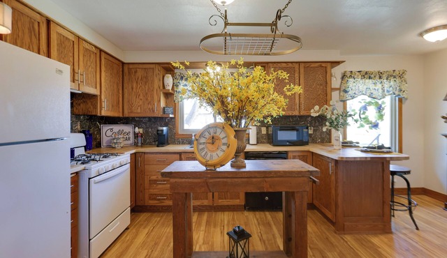 1 Mi to Town: Home w/Yard in Great Bend!