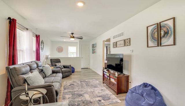 1 Mi to Truman Library: Apt w/Large Yard!