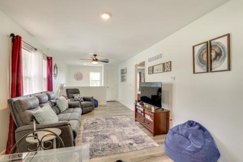 1 Mi to Truman Library Apt with Large Yard!