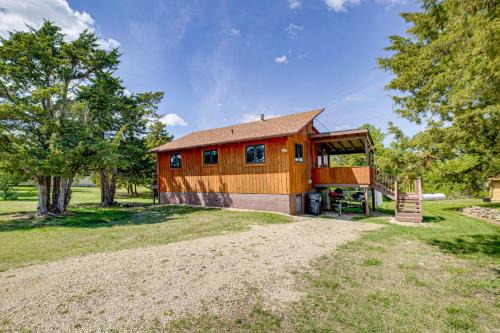 < 1 Mi to Tuttle Creek Lake: Cabin w/Deck