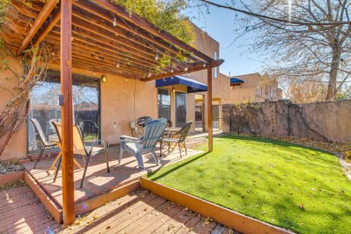 1 Mi to UNM: Convenient Albuquerque Townhome!