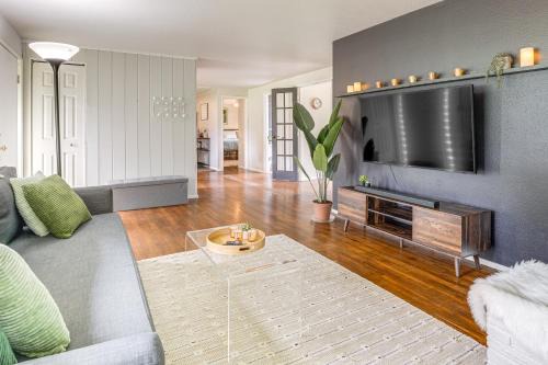 1 Mi to UO Campus - Family Home with Pool Table!