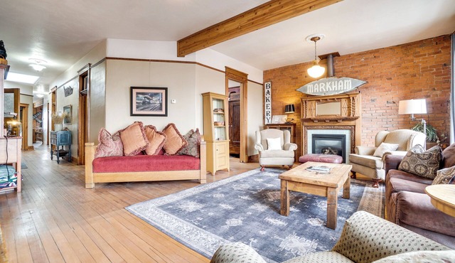 1 Mi to UW: Historic Laramie Apt