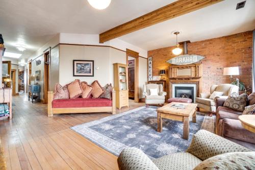 1 Mi to UW Historic Laramie Apt