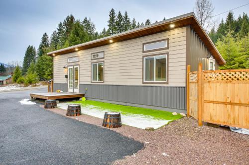 1 Mi to Waterfront Trails, Troy Home w/Hot Tub!