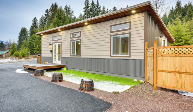 1 Mi to Waterfront Trails, Troy Home w/Hot Tub!