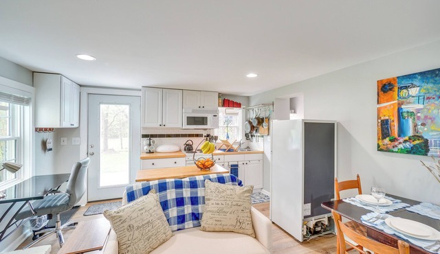 < 1 Mi to Wineries: Quaint & Cozy Waterford Studio