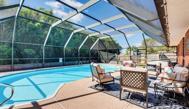 1 Mi to Zoo: 'Rustic Bungalow' in Gulf Breeze!