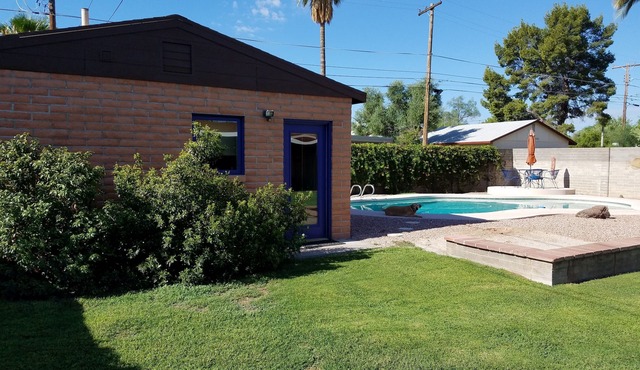 1 mile east of the University of Arizona . 1.25 miles from UMC .