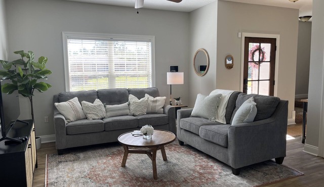 ⭐️ 1 mile from Casinos ⭐️ Spacious and updated townhome