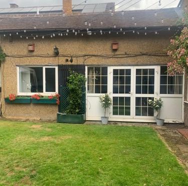 1 mile from Harry Potter Tour Self Contained Flat One bedroom plus new sofa bed in lounge