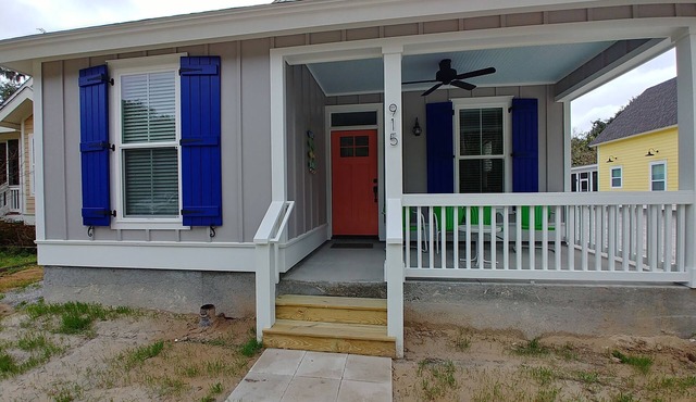 1 mile from Parris Island! Close to beaches, restaurants and shopping. Sleeps 8