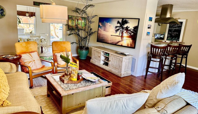 <1 MILE MANASOTA BEACH/NORTH ENGLEWOOD Boutiquey Home loaded with amenities!