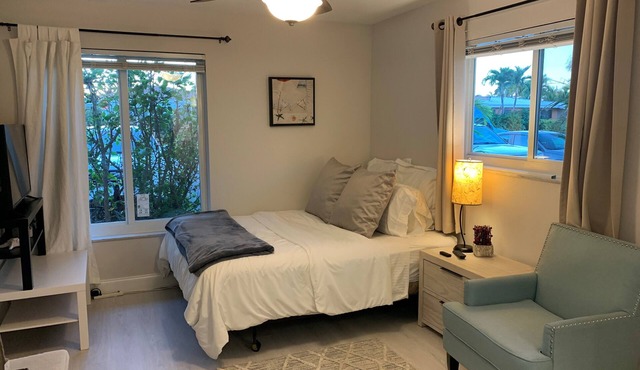 1 Mile to Bch!, E. Boca Studio w/Private Entrancen