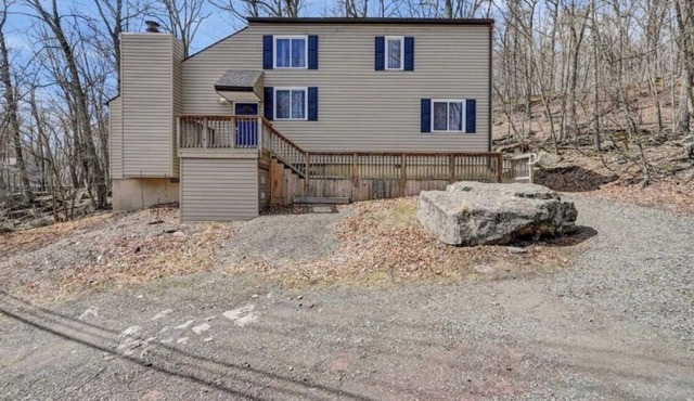 1 mile to BEACH & POOL and Masthope amenities