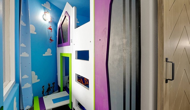 <1 Mile to Disney & Fireworks View ★ Resort Pool ★ Toy Story Theme Room ★JP Jeep