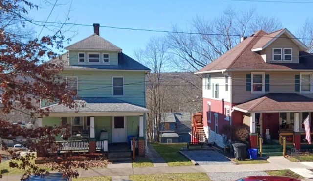 1 mile to downtown amenities. Family size house near hiking and biking trails